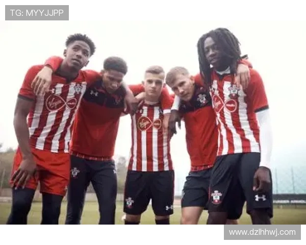 英超足球明星卡拆包体验 盘点帕尼尼卡牌背后的精彩瞬间