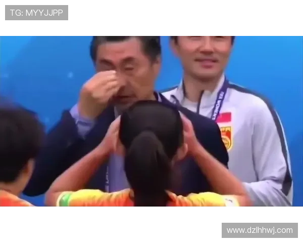 足球明星泪洒赛场情感瞬间动态图展现运动员内心脆弱与坚韧并存