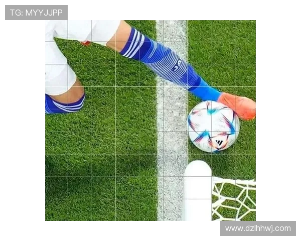 足球比赛中球出界后如何判定哪方得球的规则解析